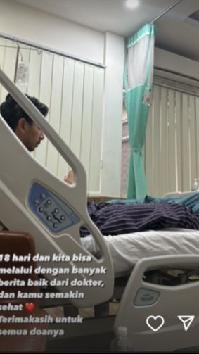 Namun dokter menyebut jika dirinya harus istirahat total hingga enam bulan ke depan. Agar kondisinya benar-benar kembali pulih.
