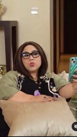 Perempuan berusia 61 tahun itu juga pernah berjuang melawan kanker payudara. Ia pun menjalani operasi pengangkatan kanker pada Juni 2023 dan menjalani serangkaian kemoterapi setelahnya.