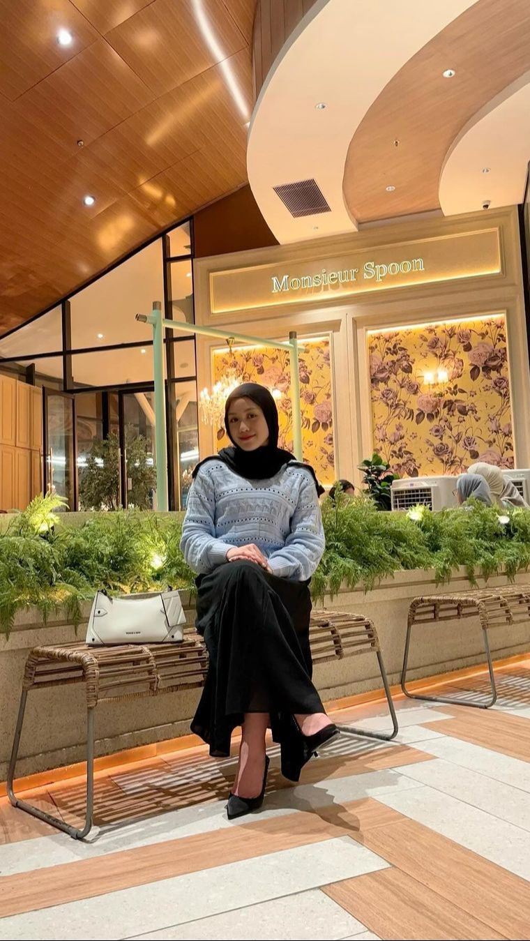 Penampilan anak tertua Nikita dari pernikahan pertamanya itu kini serba tertutup. Lolly rupanya memilih untuk mengenakan hijab.