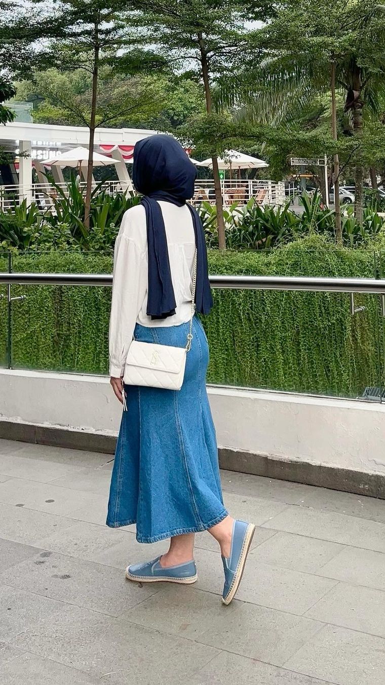 Penampilan terbarunya tentu membuat banyak warganet terkejut lantaran Laura tiba-tiba saja berhijab.