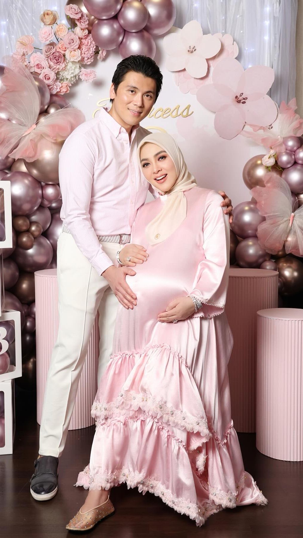 Namun berkat buah kesabarannya, kini Syahrini bisa tersenyum manis usai melahirkan sang buah hati yang diduga berjenis kelamin perempuan.