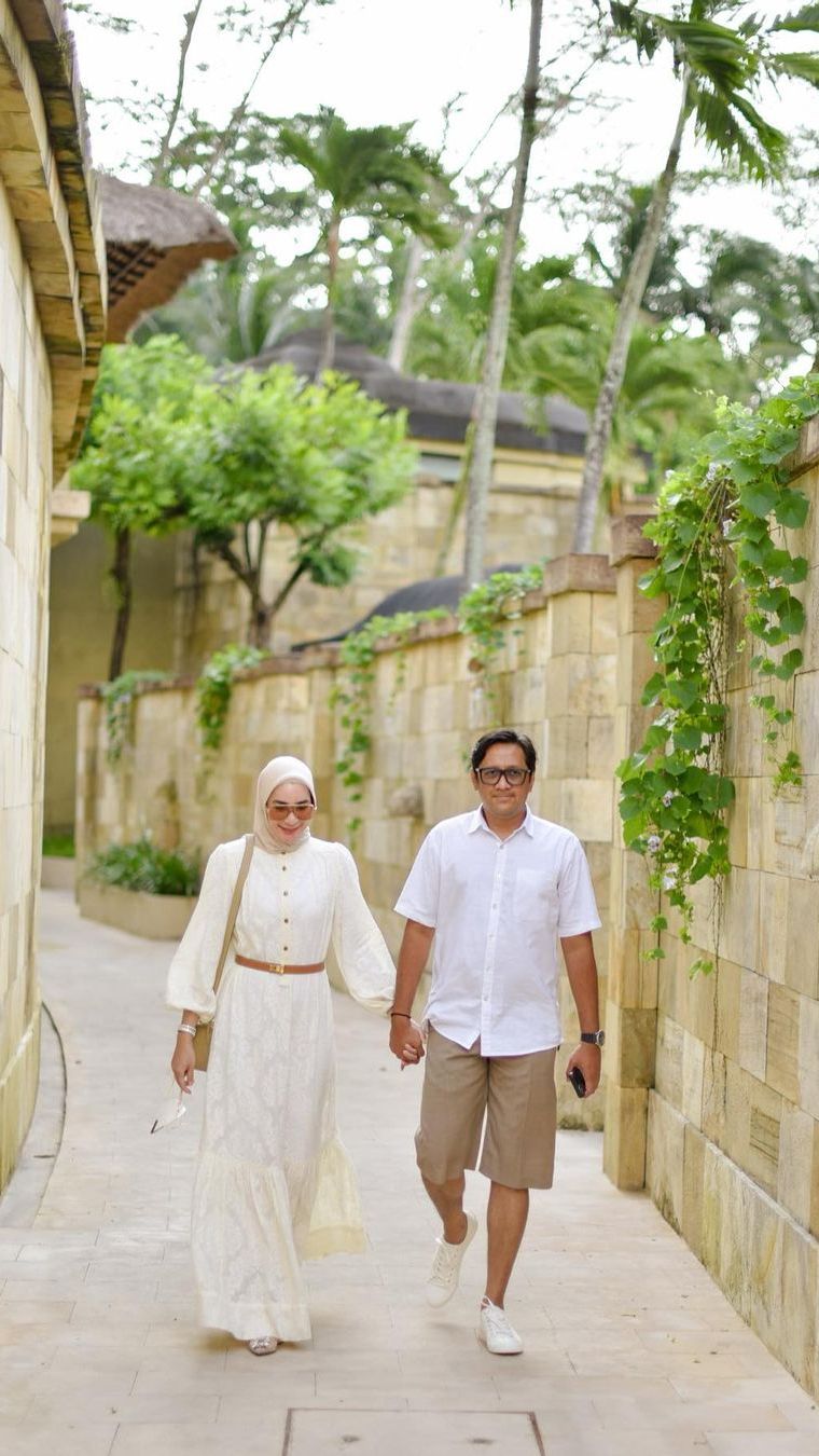 Andre juga terlihat menggandeng sang istri yang telah menemaninya selam 18 tahun.