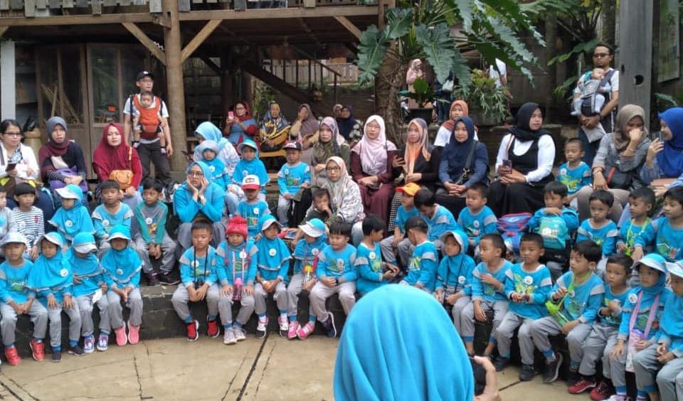 Mengenalkan dan menjelaskan arti atau makna dari permainan tradisional