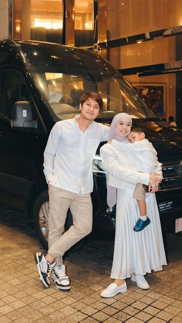 Outfit Rizky Billar makin keren dengan sneakers warna hitam putih.