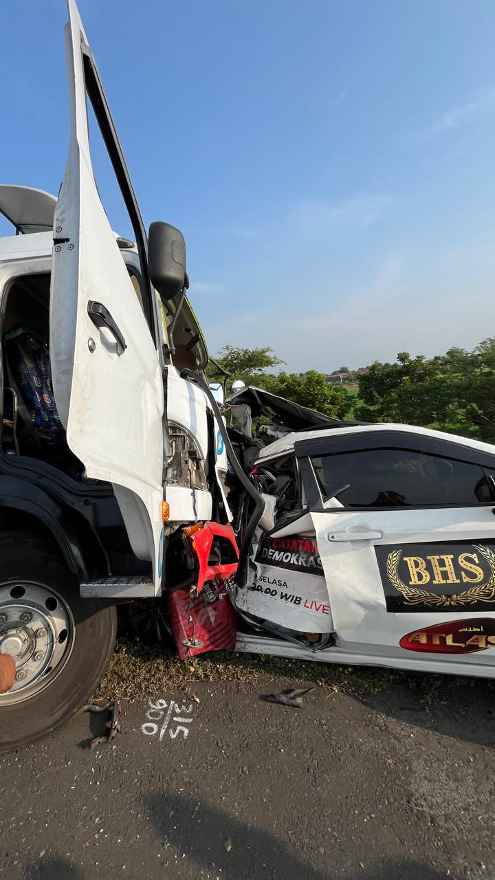 Polisi Olah TKP Kecelakaan Kru tvOne di Tol Pemalang, 3 Tewas