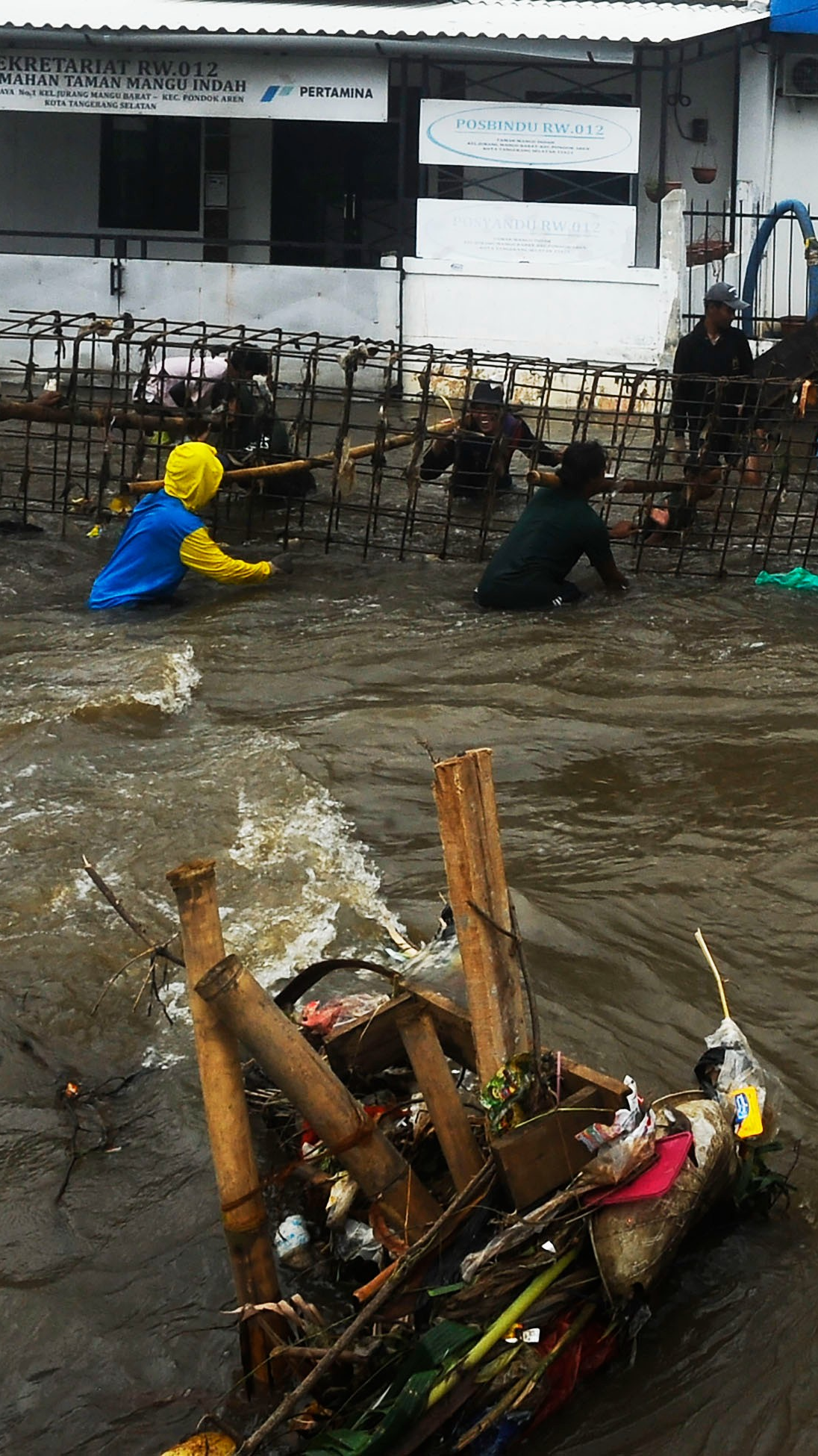 FOTO: Aksi Pekerja Berjibaku Perbaiki Tanggul Jebol yang Bikin Ratusan Rumah di Tangerang Selatan Dikepung Banjir