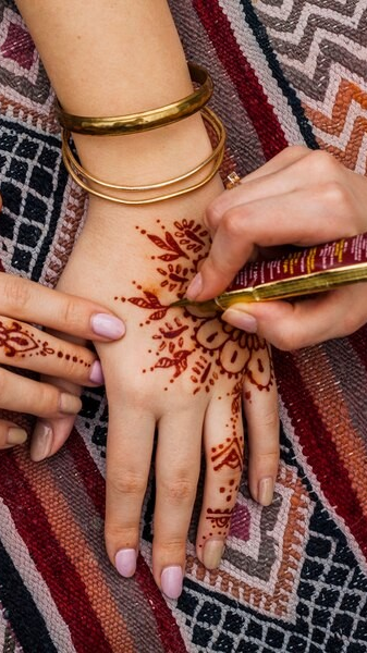 Rahasia Bikin Tato Henna yang Aman, Tangan dan Kaki Jadi Lebih Cantik dan Indah