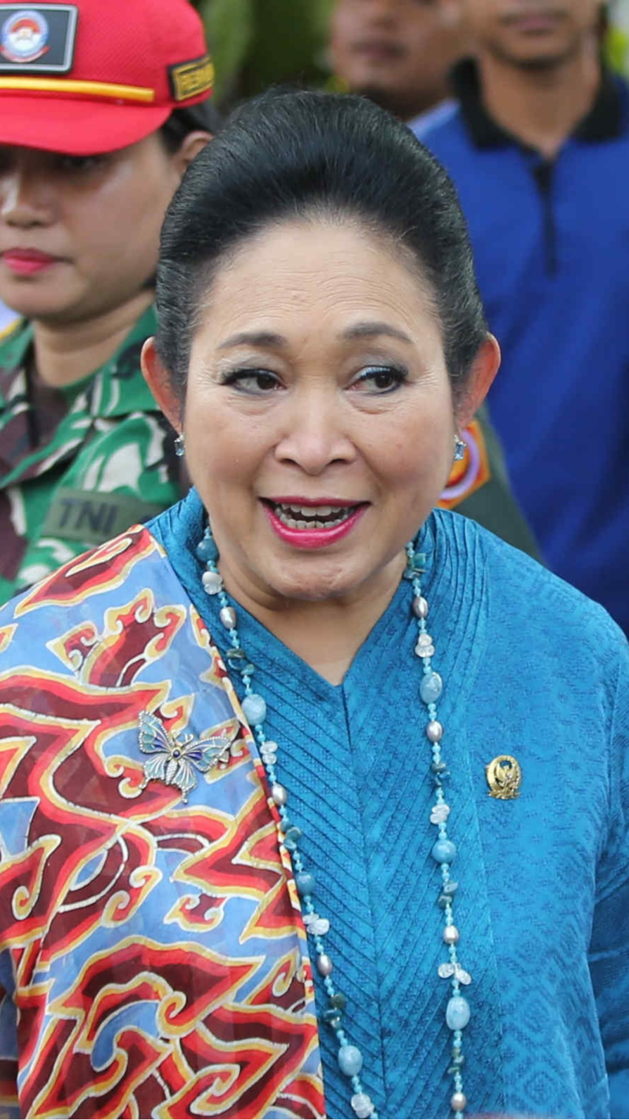 VIDEO: Gaya Titiek Soeharto Berselendang Biru, Dipanggil 