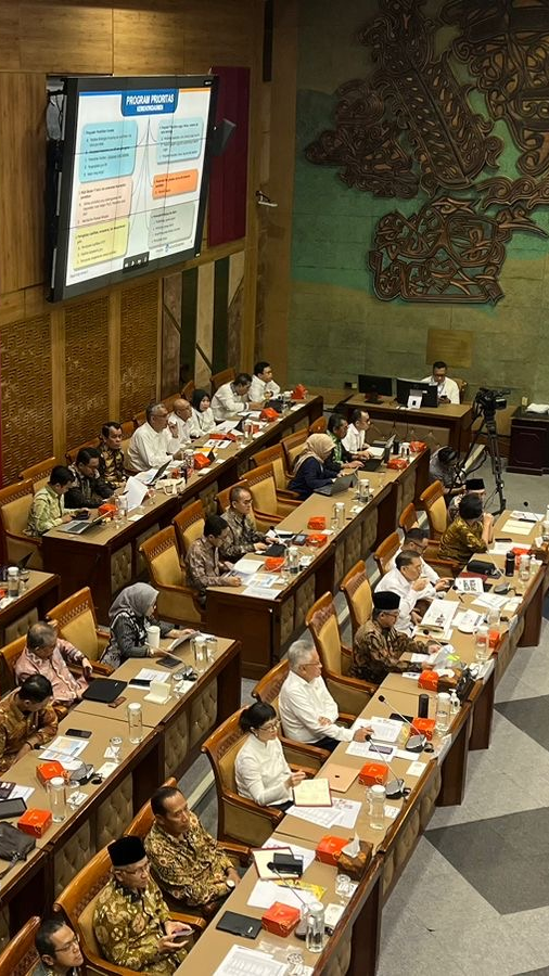 Rapat Komisi X DPR Perdana Bareng Tiga Menteri, Stella Christie dan Giring Ganesha Ikut Mendampingi