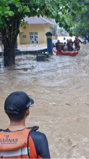 Aksi Dramatis SAR Selamatkan Puluhan Warga Terjebak Banjir Bandang Setinggi 1,5 Meter