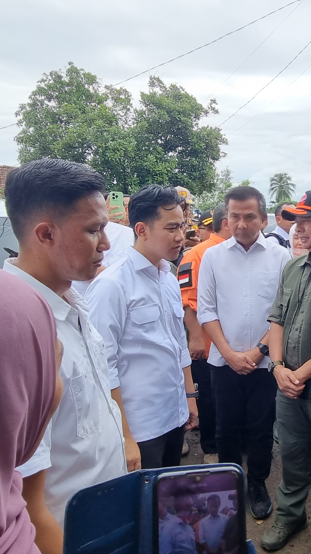 VIDEO: Wapres Gibran Dibonceng TNI Naik Motor Trail Bagi-Bagi Bantuan Korban Banjir Sukabumi