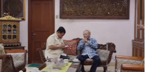 VIDEO: Adab Prabowo Tunduk Hormat Bertemu Emil Salim, Sopan Catat Nasihat