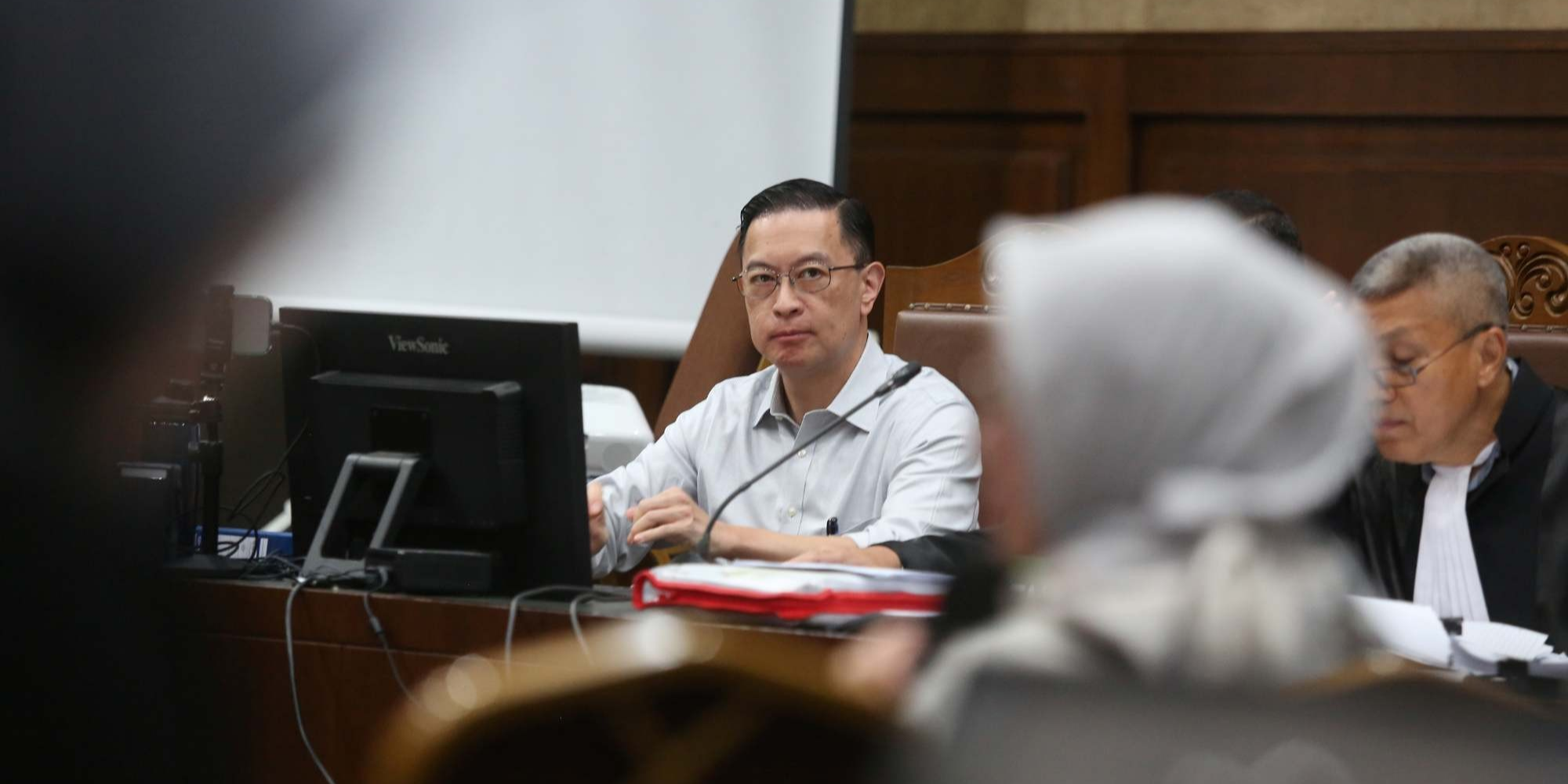 Persahabatan Kental, Senyum Haru & Pelukan Tom Lembong di Ruang Sidang dengar Anies Baswedan Punya Cucu Pertama