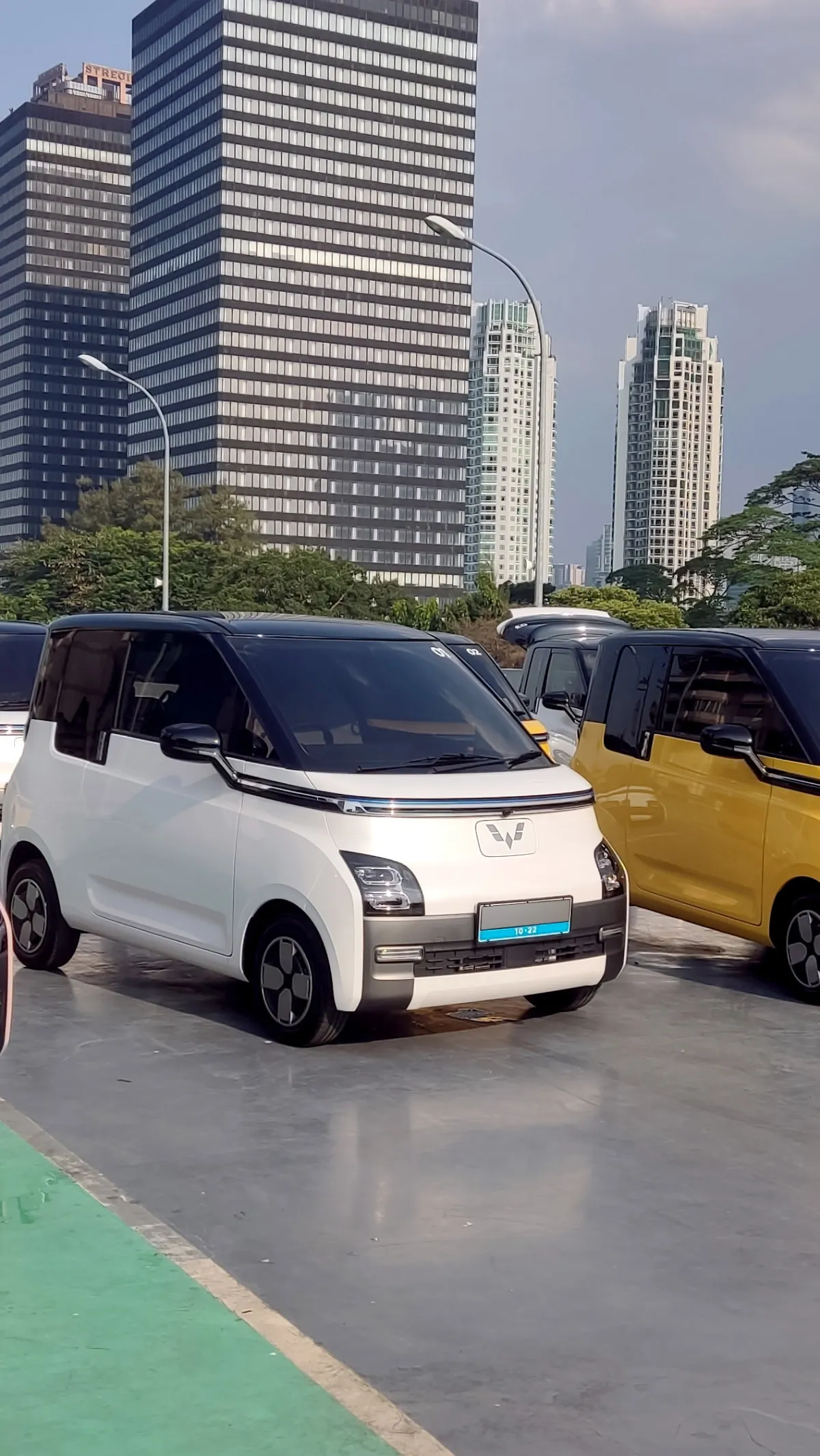 Kabarnya, Wuling segera memasarkan mobil listrik baru di Indonesia. <br>Menarik ditunggu kiprah Wuling di pasar mobil listrik RI!