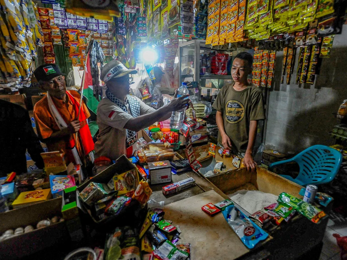 FOTO: Aksi Warga Gelar Razia Produk Pendukung Israel di Warung-Warung Klontong di Bogor