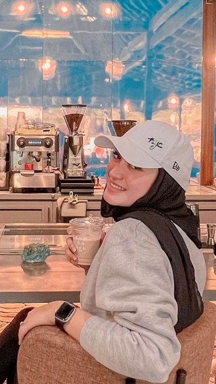 Ia juga menggabungkan hijab dengan topi yang membuatnya semakin kece dan cantik.