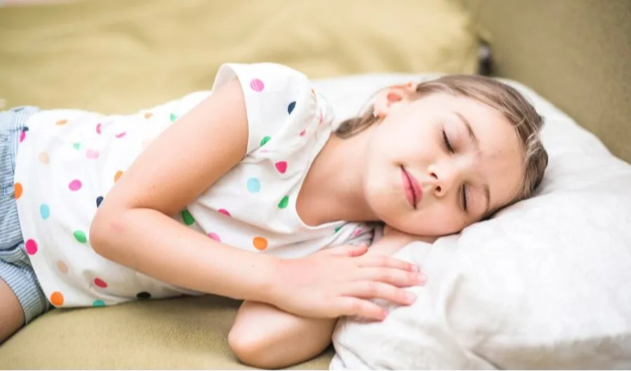 1. Pakaian Tidur yang Nyaman<br><br>Pilih pakaian tidur yang sesuai dengan suhu ruangan, hindari yang terlalu tebal agar anak tidak merasa panas.