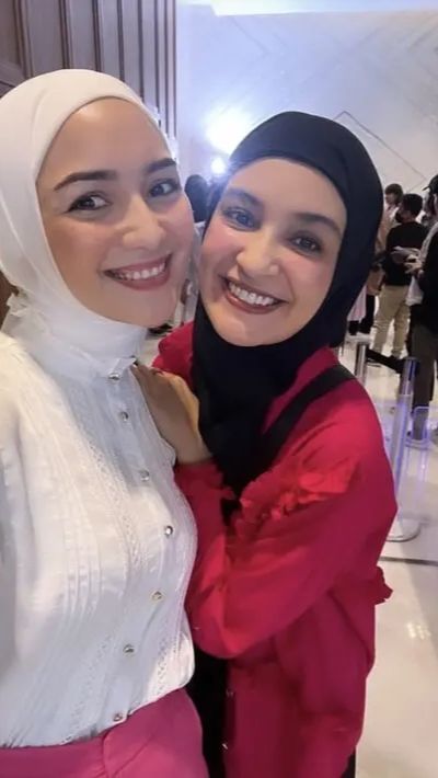 Shireen Sungkar dan Citra Kirana tampil cantik dengan kemeja santai.
