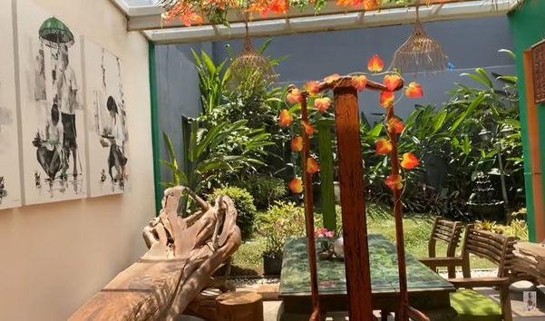 Taman Pribadi dengan Hiasan Kayu