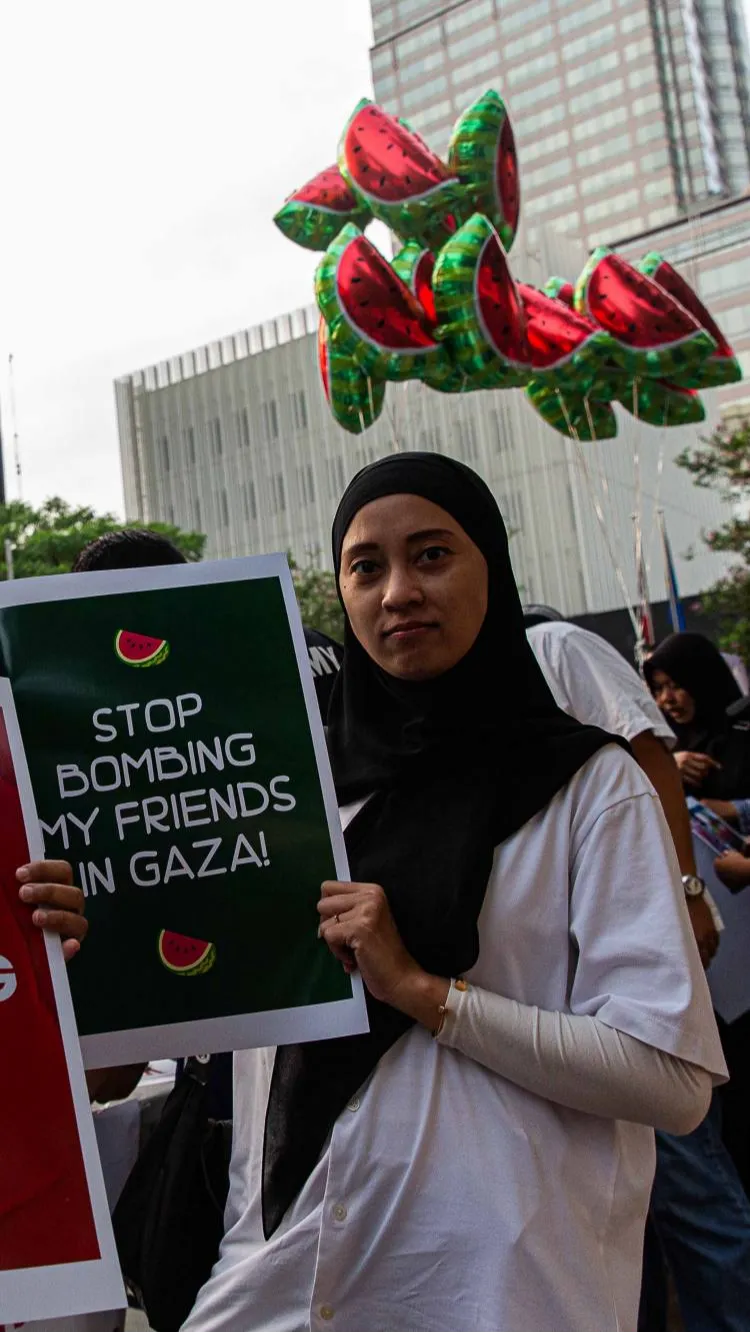Relawan memegang poster semangka saat aksi damai Aliansi Rakyat Indonesia Bela Palestina di kawasan Sarinah (5/11/2023).