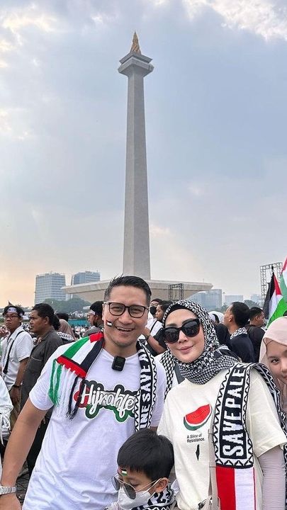 Arie Untung mengajak Fenita Arie dan putra mereka dalam aksi bela Palestina di Monas.