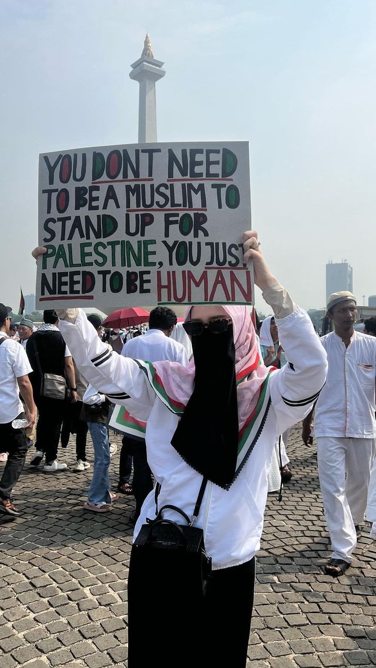Inara Rusli juga tak luput dari aksi bela Palestina. Kali ini, Ia tampak mengenakan cadar.