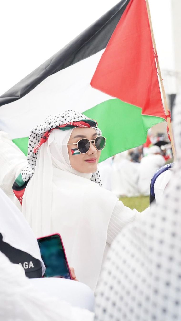 Dinda Hauw tampak keren dengan atribut serba Palestina dan kaca mata hitamnya.