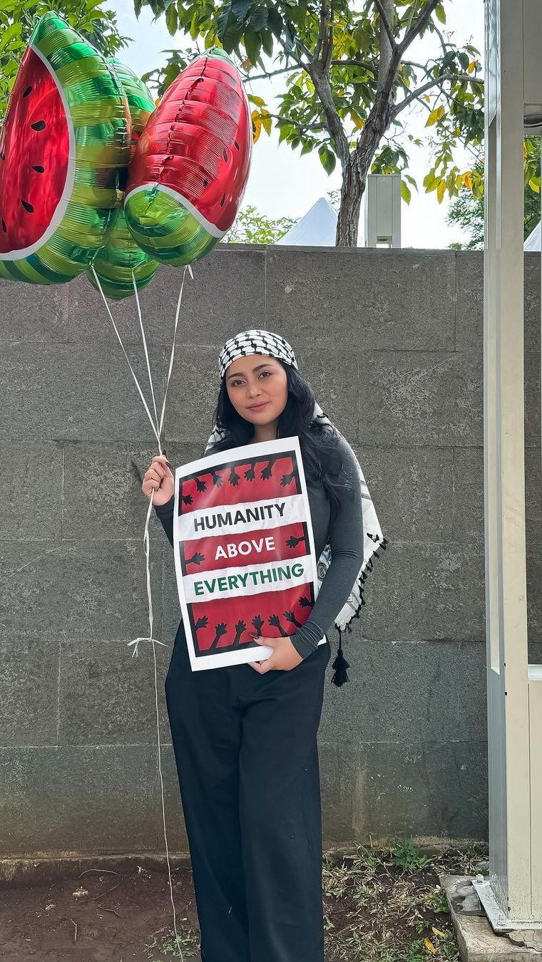 Rachel Vennya juga ikut aksi dengan busana hitam lengkap dengan sorban di kepala. Ia juga menenteng balon bentuk semangka yang viral.