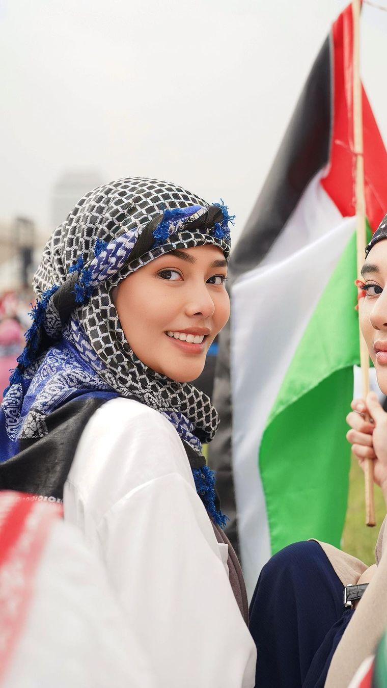 Dara Arafah begitu cantik dengan kerudung dan sorban khas Palestina.