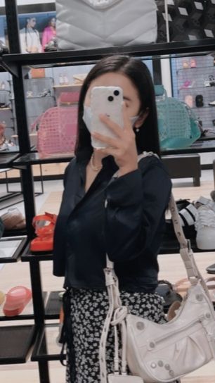 Melalui media sosial pribadinya, Fuja kerap menunjukkan saat belanja barang branded, salah satunya tas.