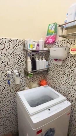 Bahkan, kontrakan tersebut ada ruang loundry. Peralatan mencuci baju dan mandi pun tertata rapi di dalam kamar mandi tersebut.