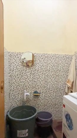 Kabar baiknya, kamar mandinya pun terlihat begitu bersih dan tertata rapi. ada pula ember untuk mandi dan kaca di kamar mandi tersebut.