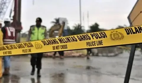 Sudin SDA Jakarta Barat dan Bina Marga telah memberikan garis pembatas sebagai langkah awal menangani raibnya besi penutup saluran air tersebut.
