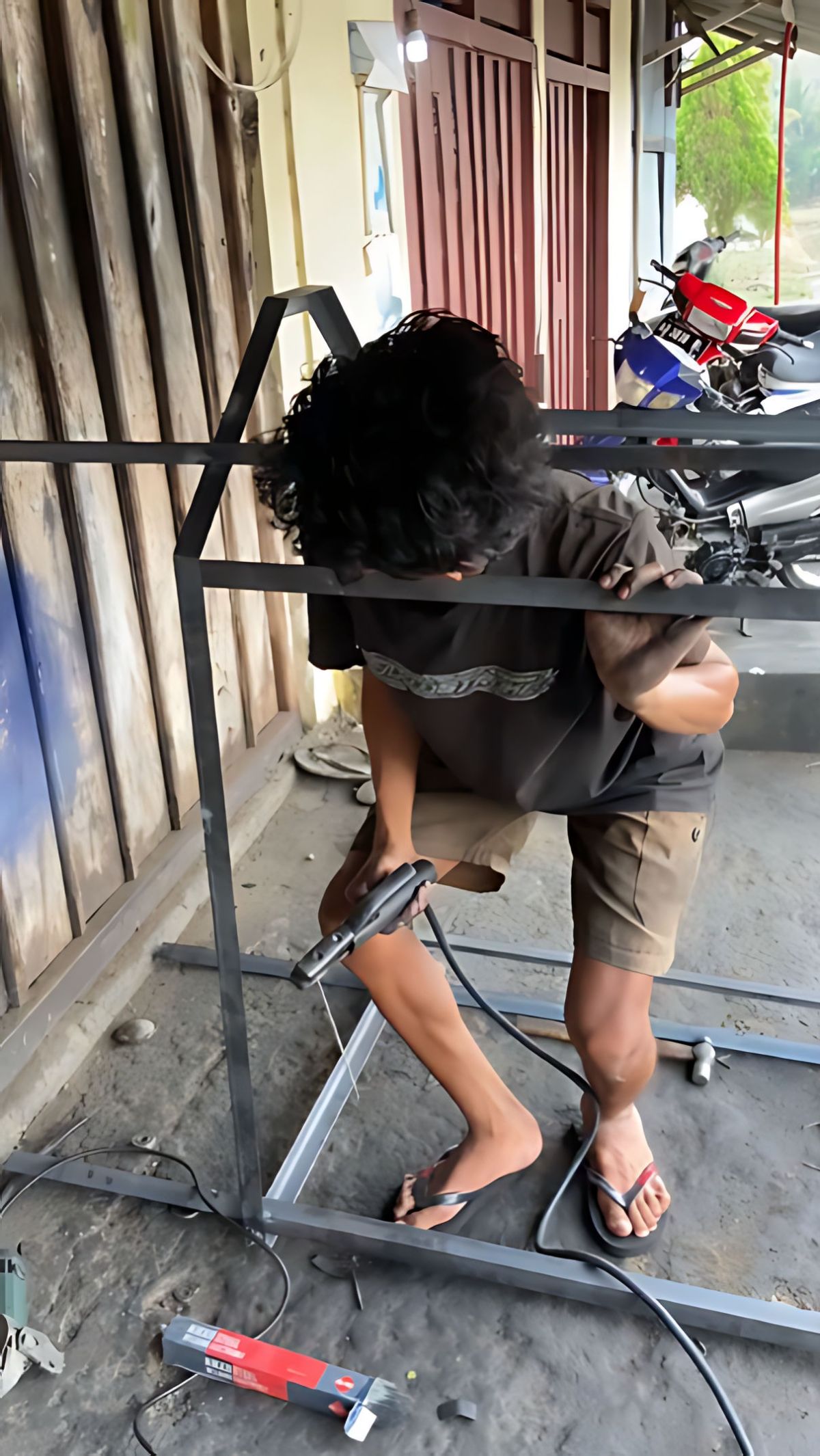 Pasalnya, dia mengelas dari 'dalam' rangka bukan dari luar rangka membuat kepalanya terjebak.