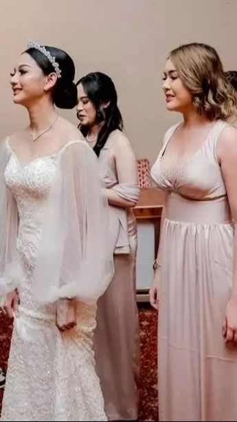 Amanda Manopo juga disorot lantaran tampil seksi dan glamor saat pernikahan sahabatnya, Glenca.