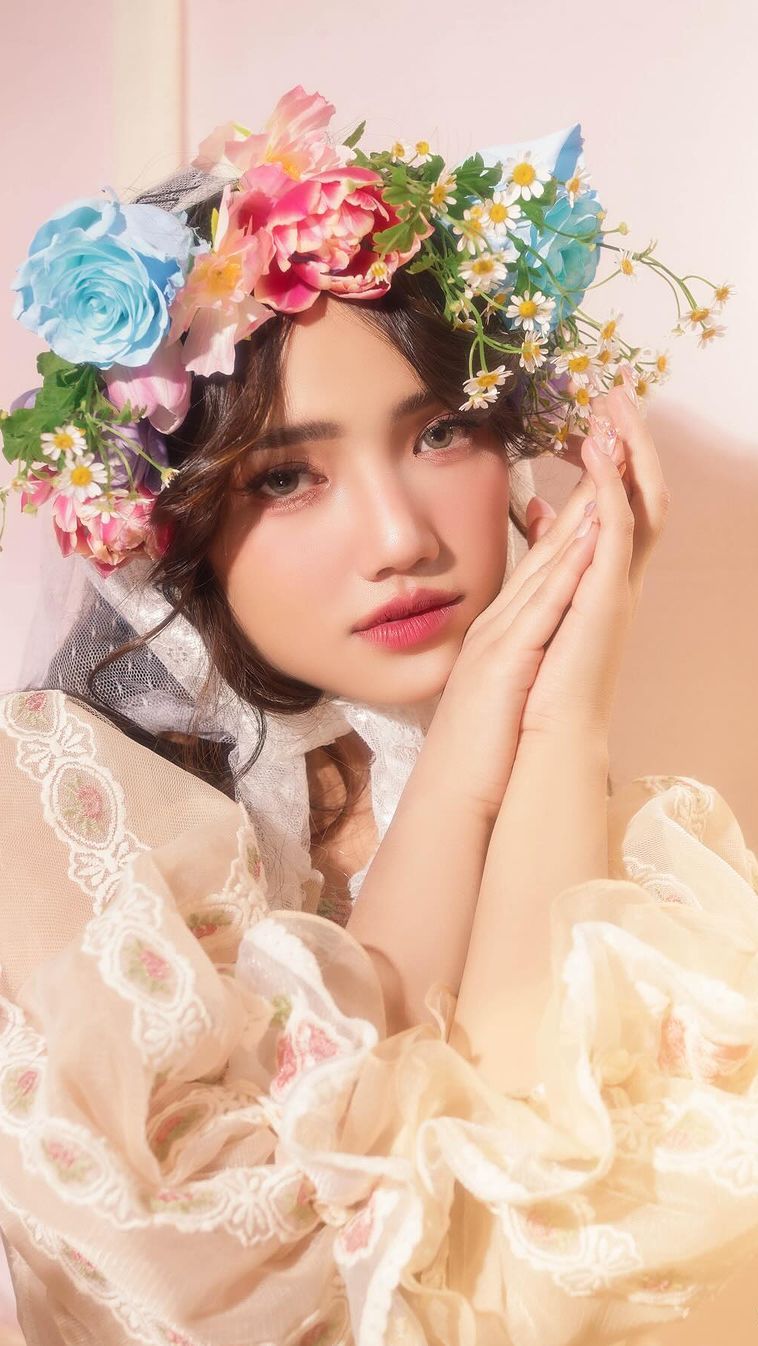 Terbaru, ada Fujian yang dipuji bak bidadari dengan mahkota bunga-bunga indah yang bermekaran.