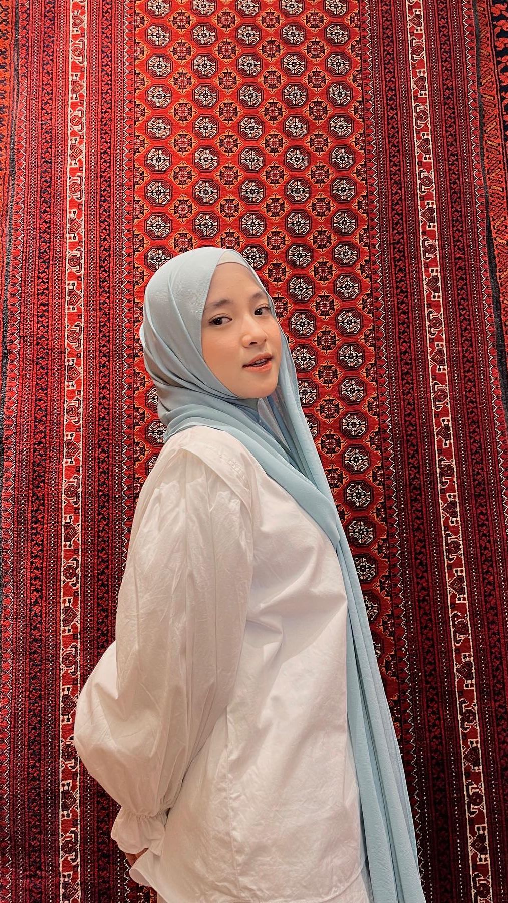 Meski sebelumnya sempat diisukan jadi orang ketiga namun Nissa hingga kini masih tetap eksis berkarier