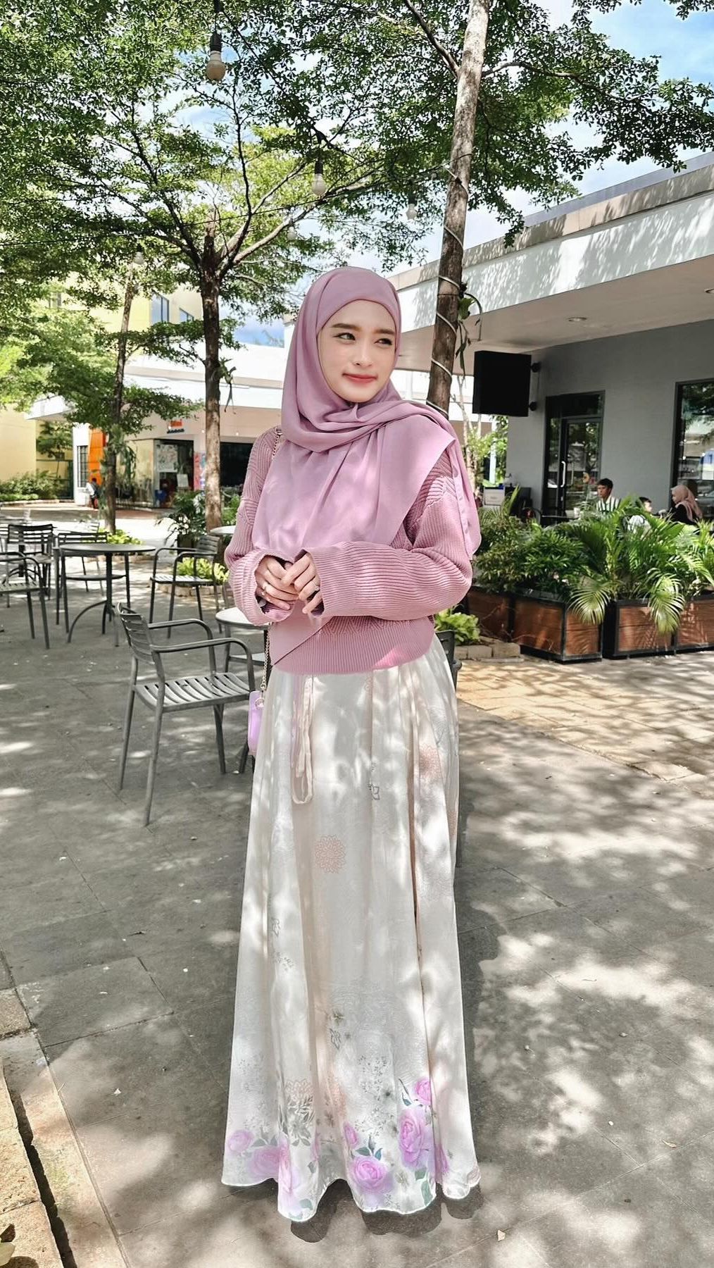 Tak sedikit yang menyebut wajahnya bak barbie hidup