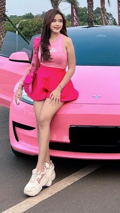 Gaya berpakaian mereka pun kontras. Jodie kerap mengenakan pakaian mini yang cantik.