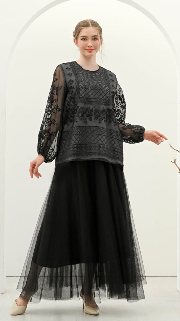 Kemewahan Adriana Blouse dengan Tutu Skirt
