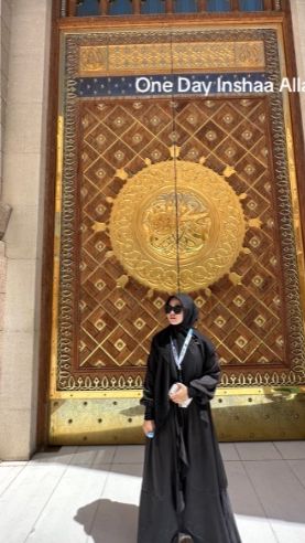 Tak hanya itu, Risma dan ayahnya pun mendapat kesempatan untuk berangkat umroh ke Tanah Suci
