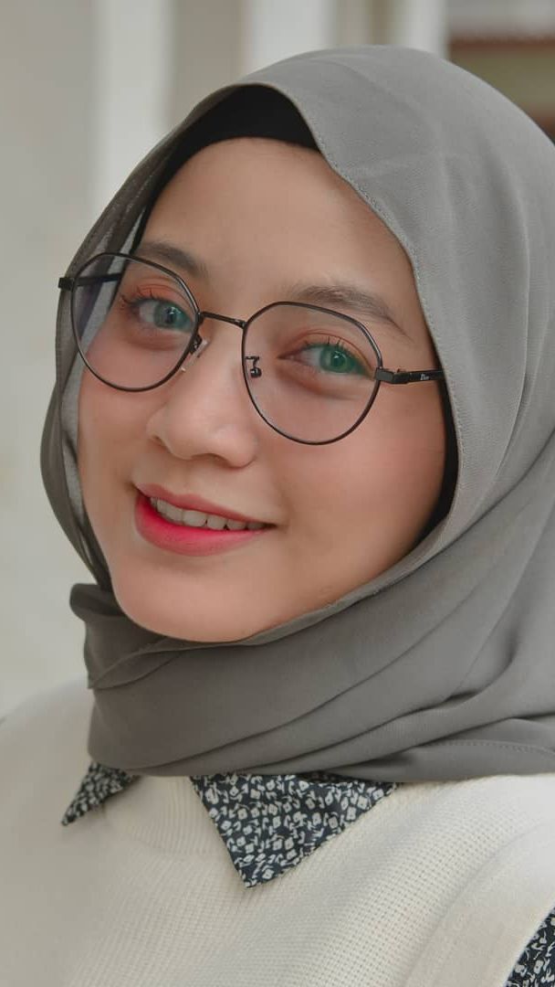 Kacamata Geometric yang Mempunyai Bentuk Segienam