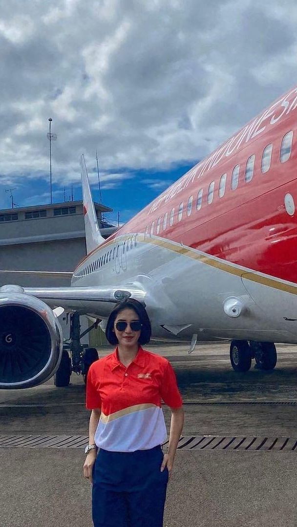 Serda Adhini membagikan foto yang sedang mengabadikan momen di dekat sayap pesawat Kepresidenan.