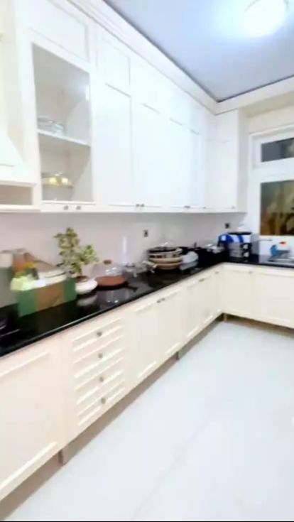 Tak jauh dari sana ada dapur yang mewah dan tertata rapi.