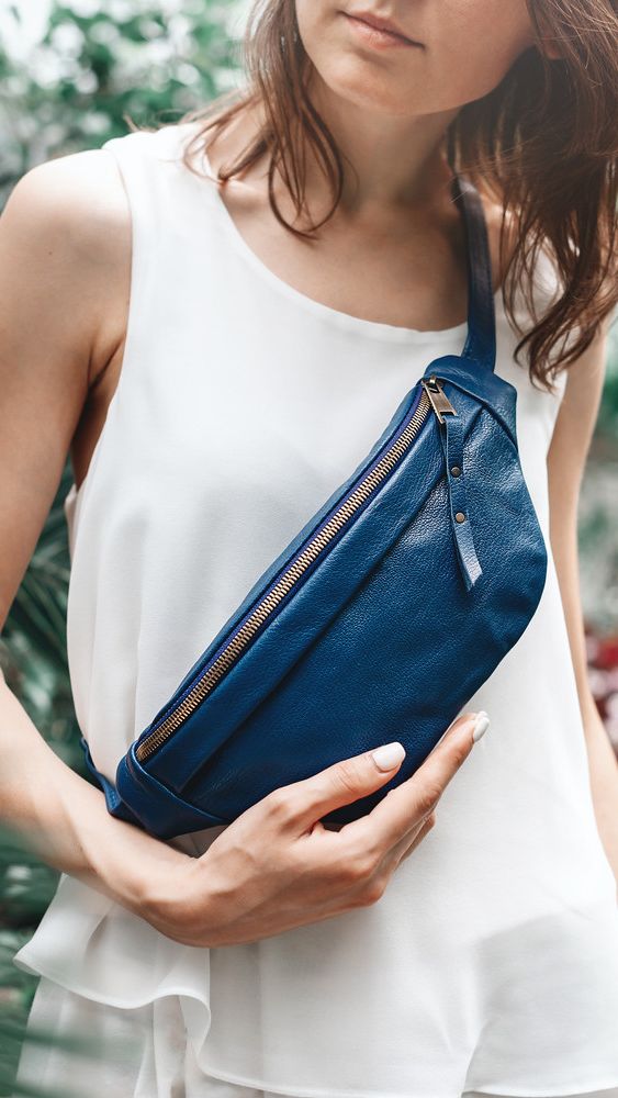 12. Waist Bag, Memberikan Kesan Sporty