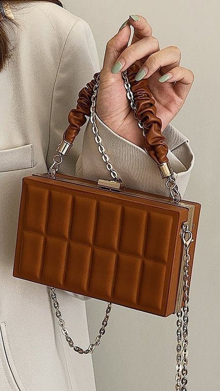 14. Minaudiere Bag, Cocok untuk Menghadiri Acara Pesta