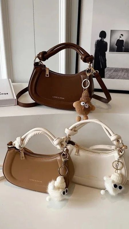 23. Structured Bag, Memiliki Bahan yang Kokok dan Tegak