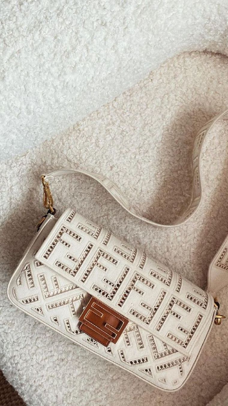 17. Baugette Bag, Memiliki Bentuk yang Panjang
