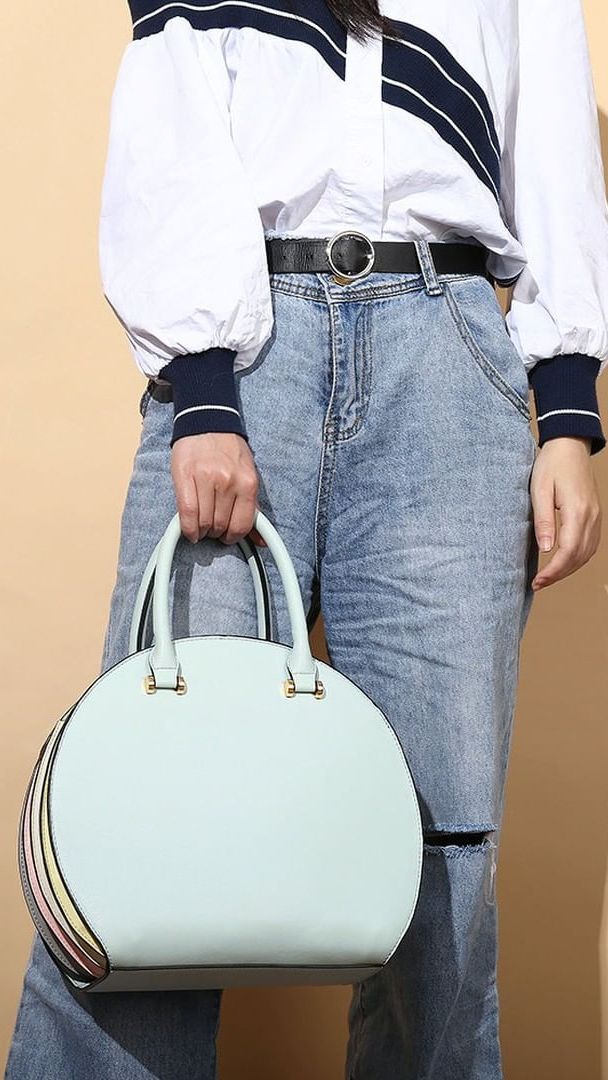 16. Half Moon Bag, Tas dengan Bentuk Setengah Lingkaran