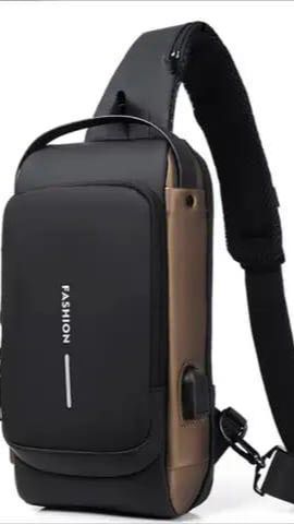 13. Crossbody Backpack, Memiliki Satu Tali Bahu